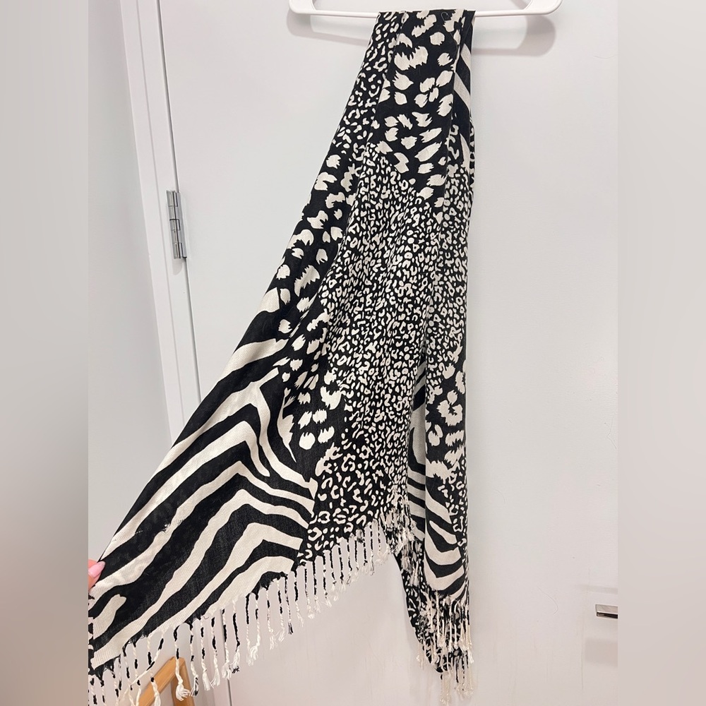 Spotted pattern scarf